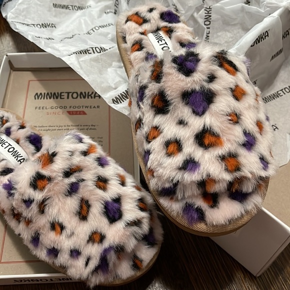 Minnetonka - Lolo in Blush Leopard  Print - Picture 6 of 9